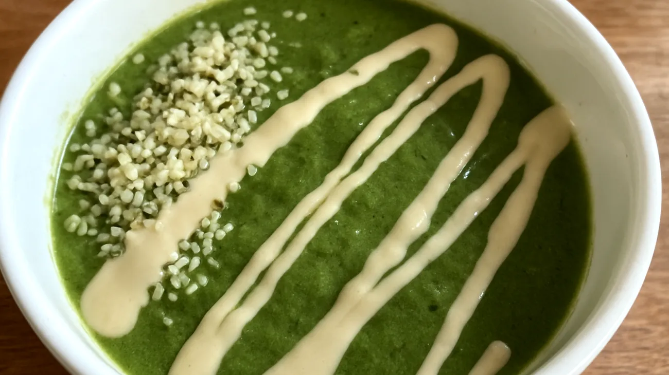 Smoothie bowl con semi di canapa, spirulina e tahini"