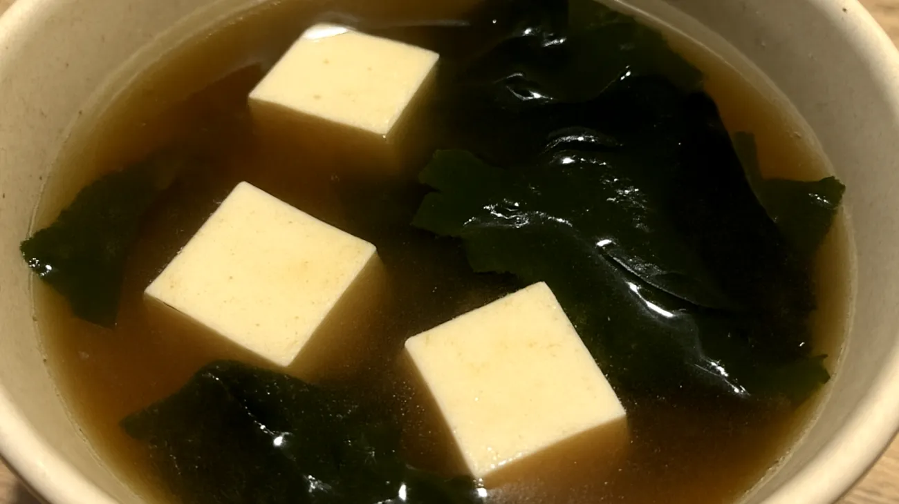 Zuppa di miso con alghe wakame e tofu"